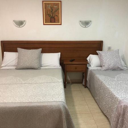 Hostal 82 Olias del Rey Luaran gambar
