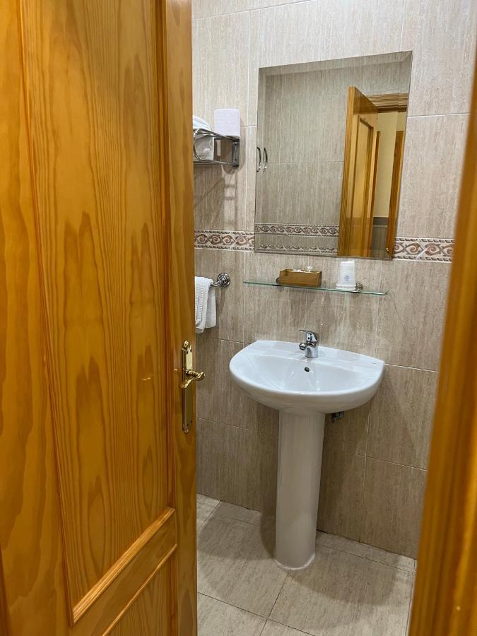 Hostal 82 Olias del Rey Luaran gambar