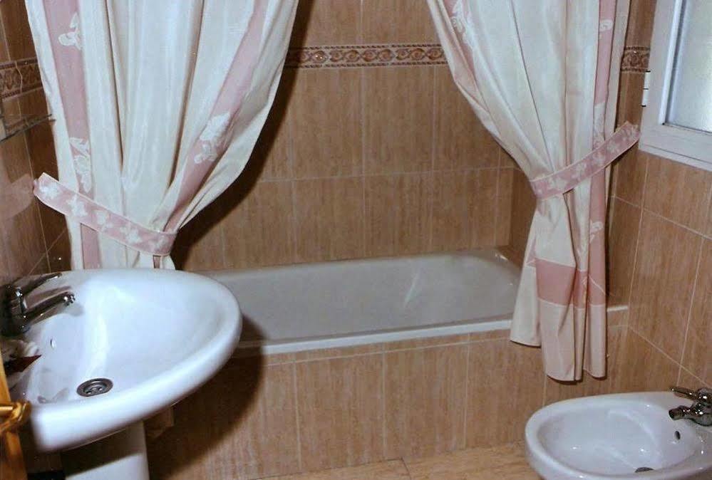Hostal 82 Olias del Rey Luaran gambar