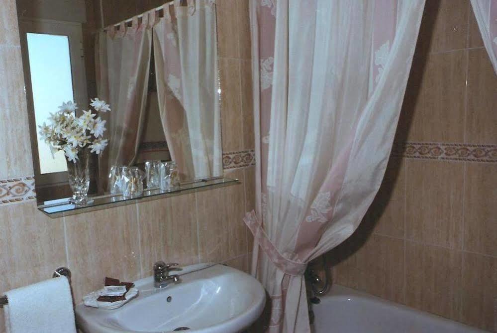 Hostal 82 Olias del Rey Luaran gambar