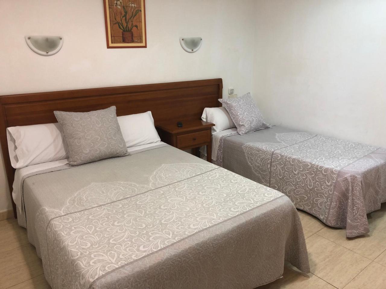Hostal 82 Olias del Rey Luaran gambar
